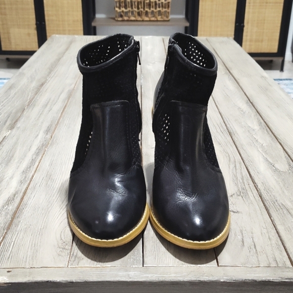 Saks Fifth Avenue Joey Leather Ankle Boots Size 7.5 - Picture 4 of 12